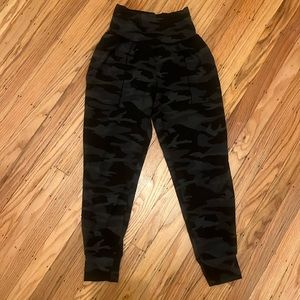 Athleta Salutation Camo Jogger // XXS petite // like new!
